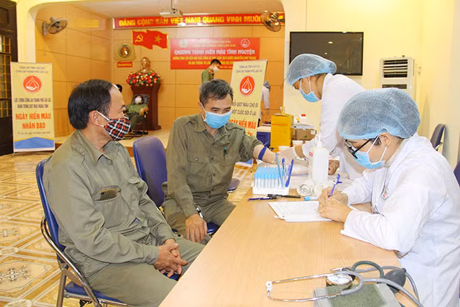 Lực lượng Công an viên và Bảo vệ dân phố cùng tham gia hiến máu.