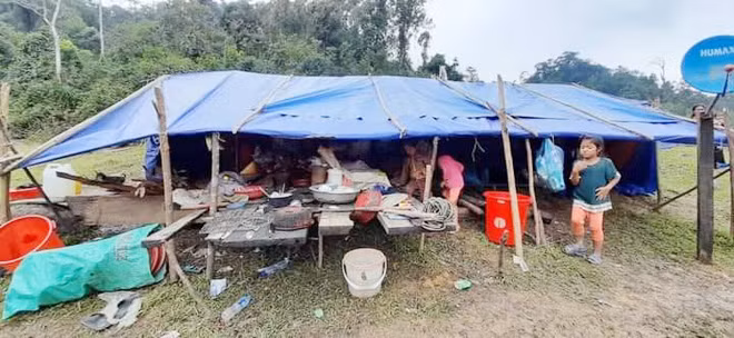 Nhà bạt ở bản sắt.