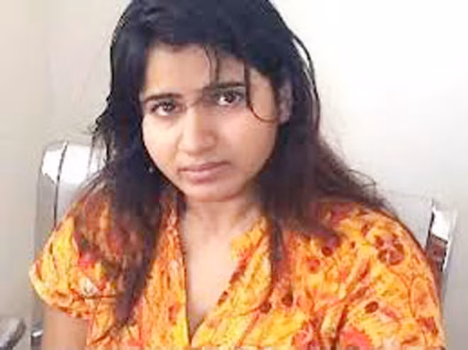Ít ai có thế ngờ được Swathi Reddy lại có thể nhẫn tâm ra tay sát hại người chồng gối kề tay ấp với mình.