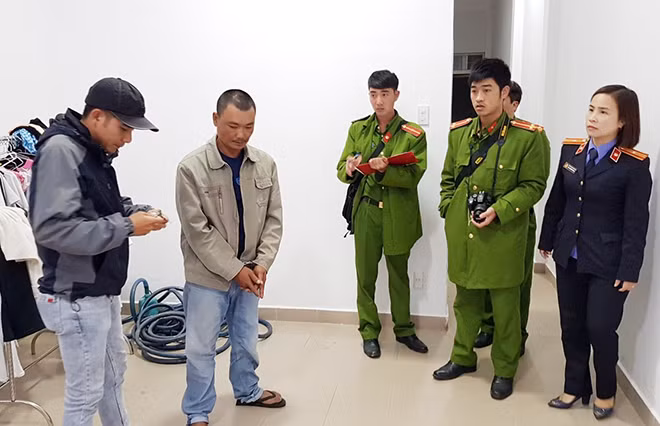Các đối tượng lừa đảo chiếm đoạt tài sản bằng hình thức “cúng giải vong” bị cơ quan chức năng bắt giữ. Các đối tượng lừa đảo chiếm đoạt tài sản bằng hình thức “cúng giải vong” bị cơ quan chức năng bắt giữ.