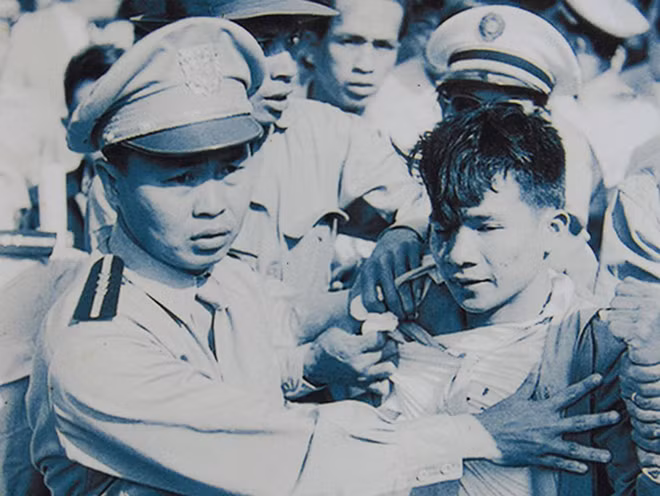 Hình ảnh đồng chí Mười Thương trong lần vào hang ổ tiêu diệt địch.