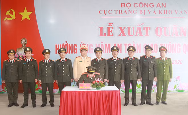 Thủ trưởng các đơn vị thuộc Cục ký cam kết hưởng ứng năm An toàn giao thông Quốc gia 2020.