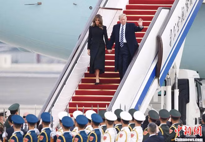 Tổng thống Trump khi vừa rời "Không lực 1". Tổng thống Trump khi vừa rời "Không lực 1".