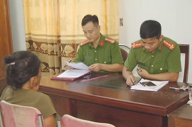 Công an huyện Diễn Châu lấy lời khai bà T.