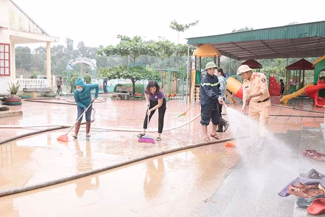 Cán bộ, chiến sĩ Công an huyện Hương Sơn, Công an xã Kim Hoa và các thầy cô giáo dọn dẹp, vệ sinh môi trường khắc phục hậu quả lũ lụt. Cán bộ, chiến sĩ Công an huyện Hương Sơn, Công an xã Kim Hoa và các thầy cô giáo dọn dẹp, vệ sinh môi trường khắc phục hậu quả lũ lụt.