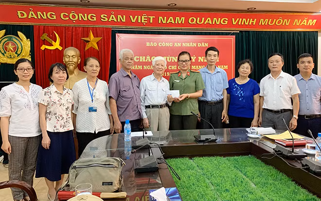 Đại diện Báo CAND tiếp nhận số tiền 125 triệu đồng của Trường mẫu – Trường ngoại cảm Tố Dương. Đại diện Báo CAND tiếp nhận số tiền 125 triệu đồng của Trường mẫu – Trường ngoại cảm Tố Dương.