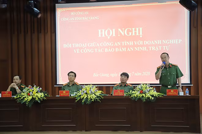 Thượng tá Thân Văn Duy- Phó Giám đốc Công an tỉnh tham gia giải đáp tại buổi đối thoại.