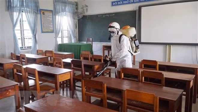 Phun thuốc khử trùng tại một trường học. (Ảnh: TTXVN/Vietnam+)