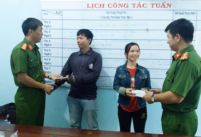 Công an huyện Cư Jút trao trả tài sản cho các nạn nhân trong vụ cướp.