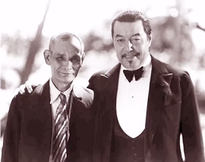 Ông Chang Apana (trái) đứng cạnh diễn viên Werner Oland đóng vai Charlie Chan trong nhiều bộ phim Hollywood.