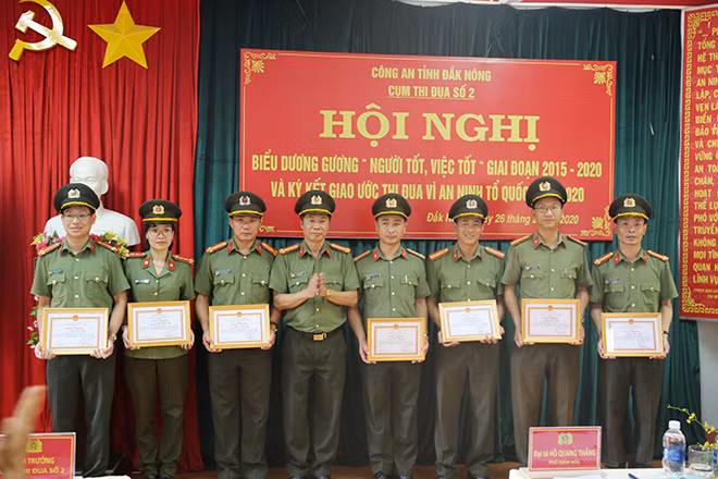 Đại tá Hồ Quang Thắng – Phó Giám đốc Công an tỉnh trao giấy khen cho các cá nhân.