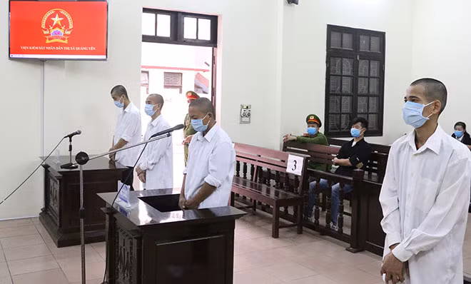 Phiên tòa diễn ra đảm bảo quy định về phòng chống dịch bệnh.