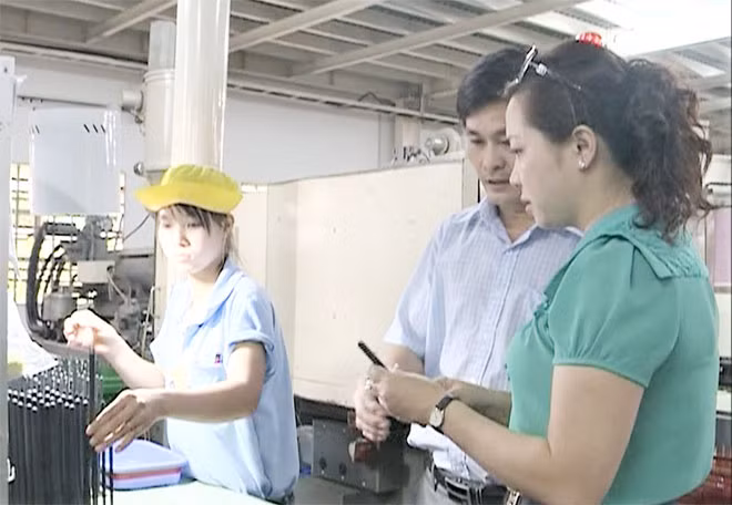 Nhà báo Phương Hoa - Phó Giám đốc Đài PTTH Hà Tĩnh tác nghiệp tại cơ sở. Nhà báo Phương Hoa - Phó Giám đốc Đài PTTH Hà Tĩnh tác nghiệp tại cơ sở.