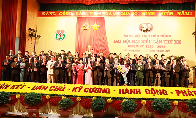 Ban Chấp hành Đảng bộ tỉnh Đắk Nông lần thứ XII và Đoàn Đại biểu dự Đại hội đại biểu toàn quốc lần thứ XIII của Đảng ra mắt đại hội.