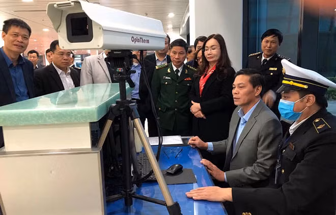 Chủ tịch UBND TP Hải Phòng kiểm tra công tác phòng dịch bệnh tại sân bay Cát Bi.