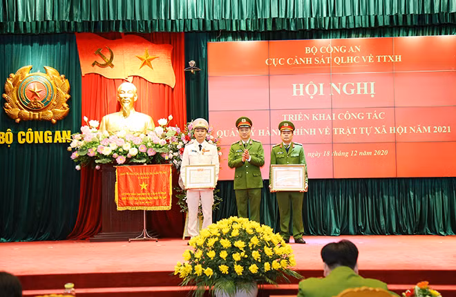 Thừa ủy quyền của Thủ tướng Chính phủ, Bộ trưởng Bộ Công an, Thứ trưởng Nguyễn Duy Ngọc trao Bằng khen của Thủ tướng Chính phủ tặng Thượng tá Vũ Văn Tấn và trao Danh hiệu chiến sĩ thi đua toàn lực lượng CAND tặng Thượng tá Tô Anh Dũng.