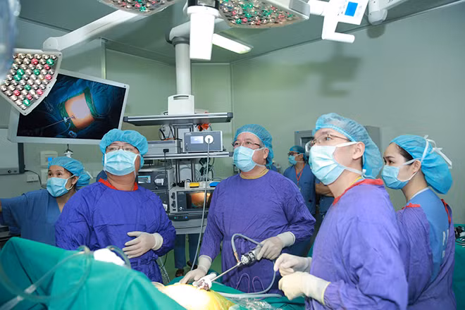 Các bác sĩ Bệnh viện Hữu nghị Việt Đức thực hiện phẫu thuật nội soi thắt dạ dày giảm béo cho bệnh nhân.
