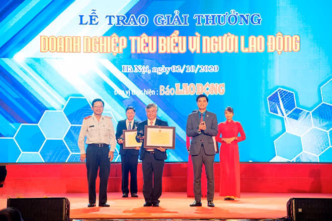 Ông Trần Xuân Hoàng, Ủy viên Hội đồng quản trị, Chủ tịch Công đoàn BIDV đại diện BIDV nhận bằng khen của Tổng Liên đoàn Lao động Việt Nam.