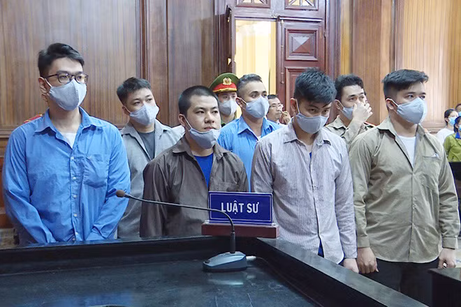Các bị cáo nghe tòa tuyên án.