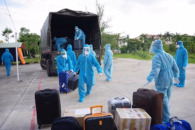 Tiếp nhận công dân từ Singapore về nước tại Trường Quân sự tỉnh. Tiếp nhận công dân từ Singapore về nước tại Trường Quân sự tỉnh.