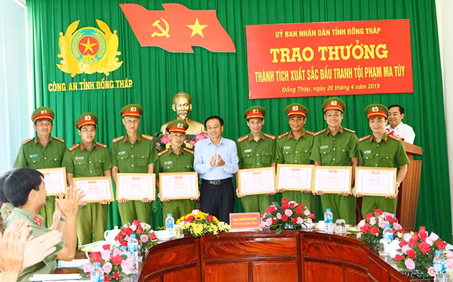 Chủ tịch UBND tỉnh Đồng Tháp Nguyễn Văn Dương trao bằng khen cho Công an tỉnh Đồng Tháp.