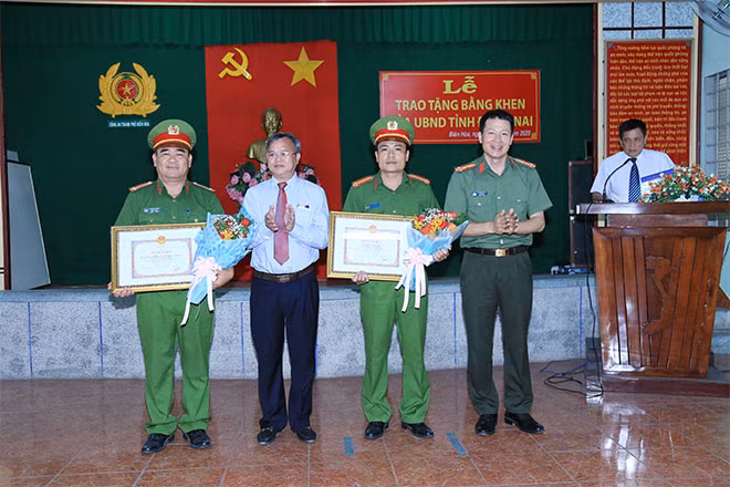 Đồng chí Cao Tiến Dũng, Chủ tịch UBND tỉnh và đồng chí Đại tá Vũ Hồng Văn, Giám đốc Công an tỉnh tặng bằng khen, hoa chúc mừng các tập thể lập thành tích xuất sắc