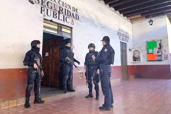 Cảnh sát vũ trang không còn hiếm gặp ở các vùng nông thôn Mexico. Cảnh sát vũ trang không còn hiếm gặp ở các vùng nông thôn Mexico.