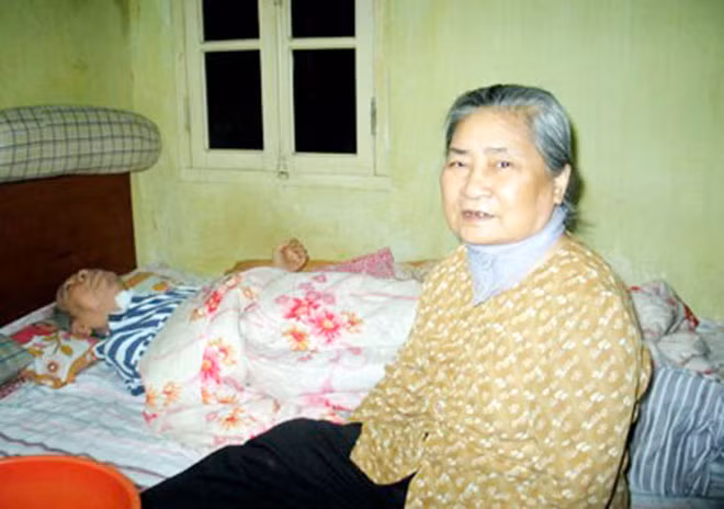 Người vợ hiền của nhà thơ Tế Hanh tận tụy chăm sóc chồng hơn 10 năm khi ông liệt giường. Người vợ hiền của nhà thơ Tế Hanh tận tụy chăm sóc chồng hơn 10 năm khi ông liệt giường.