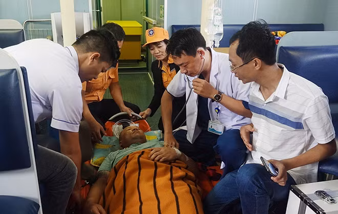 Các y, bác sĩ Bệnh viện 199 cùng lực lượng cứu nạn đang cấp cứu một thuyền viên bị tai biến trên biển.