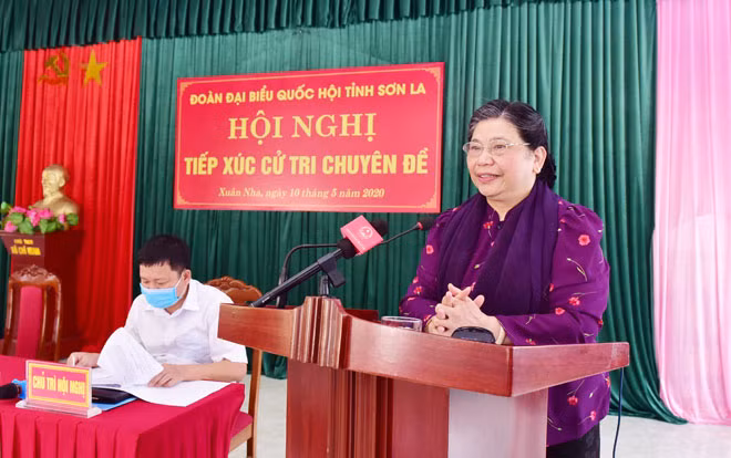 Phó Chủ tịch Thường trực Quốc hội Tòng Thị Phóng phát biểu tại Hội nghị tiếp xúc cử tri chuyên đề ở xã Xuân Nha, huyện Vân Hồ, tỉnh Sơn La. Ảnh: TTXVN