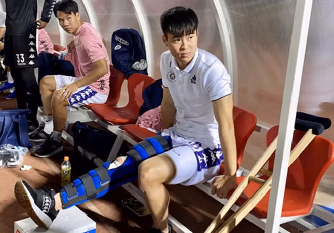 Cầu thủ Đỗ Duy Mạnh thẫn thờ vì chấn thương của mình trong trận đấu tranh Siêu cúp quốc gia giữa CLB Hà Nội và CLB TP Hồ Chí Minh vào chiều ngày 1/3/2020 trên sân Thống Nhất.