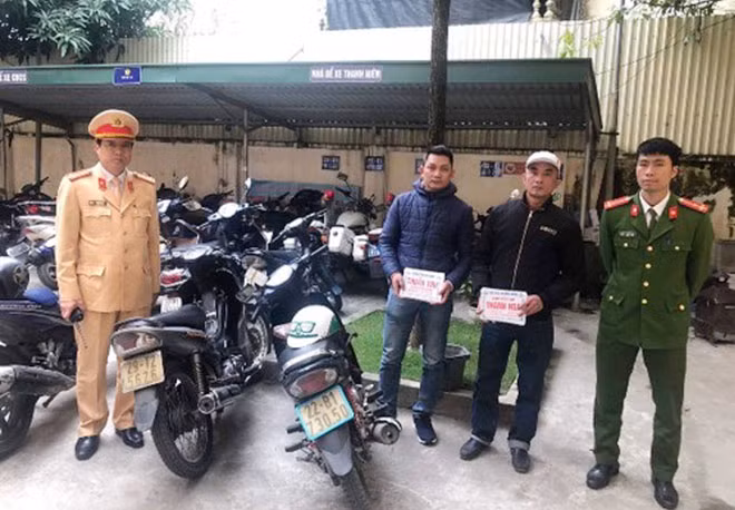 Hai đối tượng "cò mồi" khách đi chùa Hương bị CSGT xử lý.