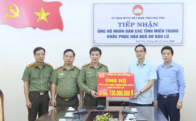Đại tá Phạm Trường Giang, Giám đốc Công an tỉnh trao số tiền 150 triệu đồng ủng hộ đồng bào miền Trung.