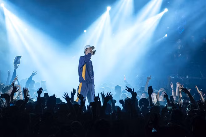 Các show ca nhạc bán được vé còn khá khiêm tốn. (Trong ảnh: Liveshow của rapper Đen Vâu “cháy” vé).