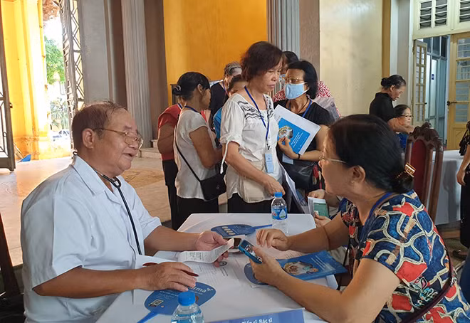 Bác sĩ đang tư vấn cho người bệnh tiểu đường về chế độ dinh dưỡng, hỗ trợ điều trị nhằm nâng cao sức khỏe.