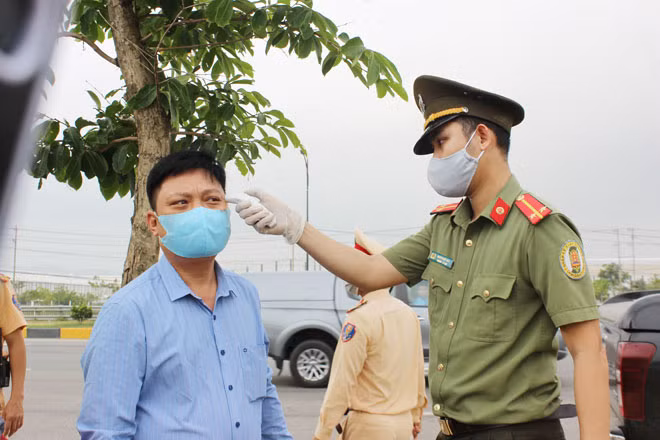 Đo thân nhiệt.