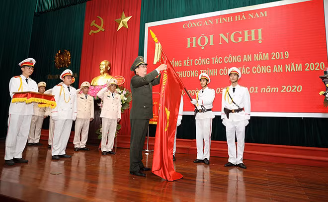 Thừa ủy quyền của Chủ tịch nước, Thứ trưởng Nguyễn Văn Thành gắn và trao Bằng Huân chương Bảo vệ Tổ quốc hạng Ba tặng Phòng An ninh đối nội.