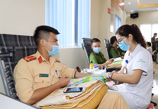 Cán bộ chiến sỹ Công an huyện Lục Yên, tỉnh Yên Bái tham gia hiến máu tình nguyện hưởng ứng thư kêu gọi của đồng chí Bộ trưởng Bộ Công an gửi toàn thể CBCS Công an nhân dân tích cực tham gia hiến máu tình nguyện, vì một xã hội khỏe mạnh và nhân văn.