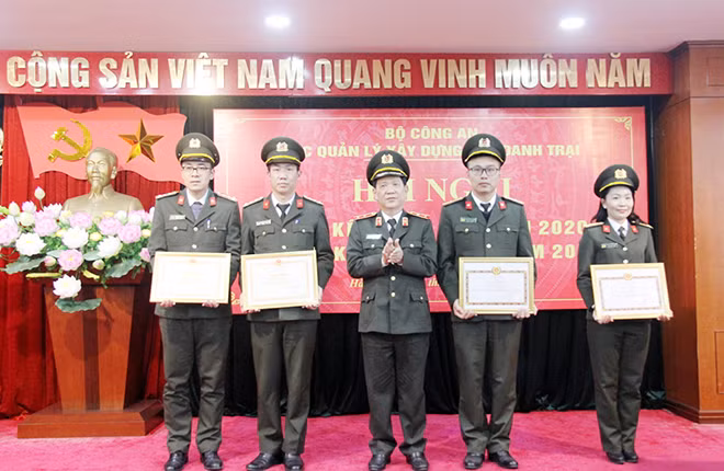 Thứ trưởng Nguyễn Văn Sơn trao Bằng khen của Bộ Công an tặng các tập thể, cá nhân có thành tích xuất sắc.