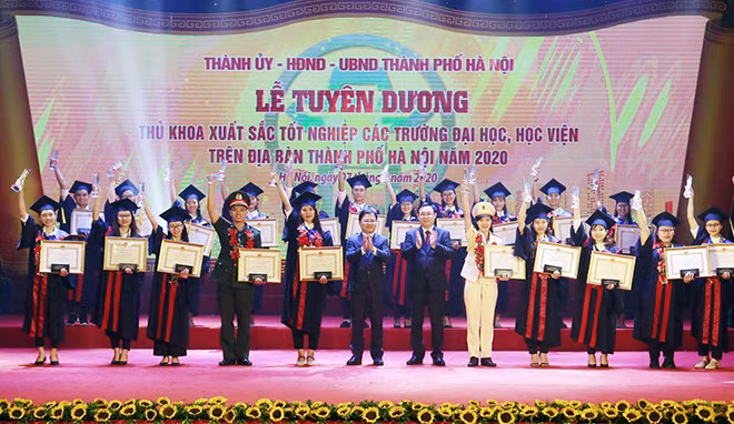 Bí thư Thành ủy Hà Nội Vương Đình Huệ trao bằng khen cho các thủ khoa xuất sắc.