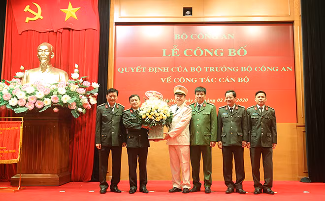 Lãnh đạo, cán bộ Công an tỉnh Sóc Trăng chúc mừng đồng chí Lê Minh Quang.
