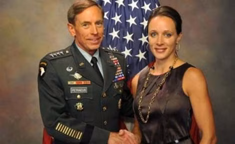 David Petraeus và người tình. David Petraeus và người tình.