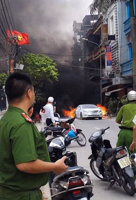 Công an quận Tây Hồ phân luồng giao thông.