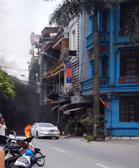 Đuôi xe ô tô bốc cháy dữ dội.