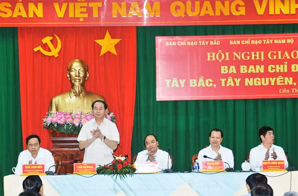 Phó Thủ tướng Nguyễn Xuân Phúc, Đại tướng Trần Đại Quang, Phó Thủ tướng Vũ Văn Ninh đồng chủ trì hội nghị.