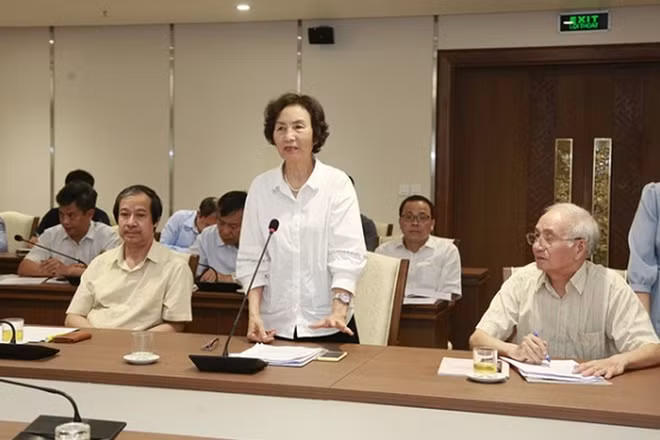 PGS.TS Bùi Thị An, Chủ tịch Hội Hóa học Hà Nội góp ý tại Hội nghị.