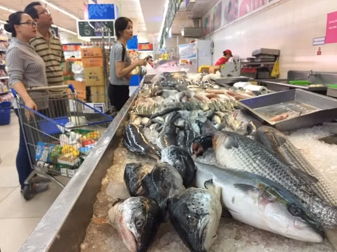 Hàng hoá tại các siêu thị đáp ứng đủ nhu cầu của người dân.