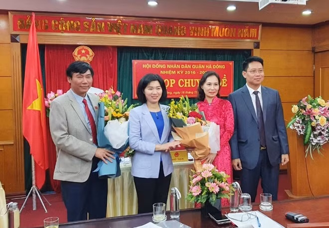 Phó Chủ tịch HĐND thành phố Phùng Thị Hồng Hà tặng hoa chúc mừng các tân Chủ tịch HĐND, UBND quận Hà Đông.