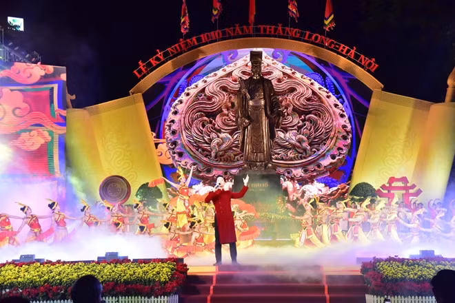 Chương trình nghệ thuật “Tỏa sáng đất Rồng thiêng” được trình diễn bởi những nghệ sỹ nổi tiếng, cùng dàn hợp xướng của Học viện Âm nhạc Quốc gia Việt Nam.