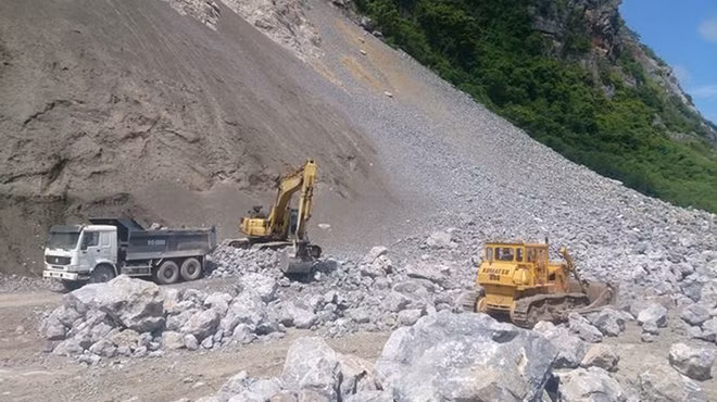 Nghị định của Chính phủ quy định: “Không chuyển rừng tự nhiên thuộc quy hoạch rừng đặc dụng, rừng phòng hộ sang mục đích khác để triển khai các hoạt động khoáng sản”. (Ảnh minh hoạ))